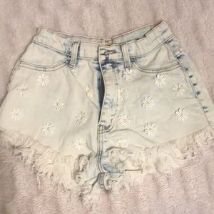 Frayed cut off shorts 🌻